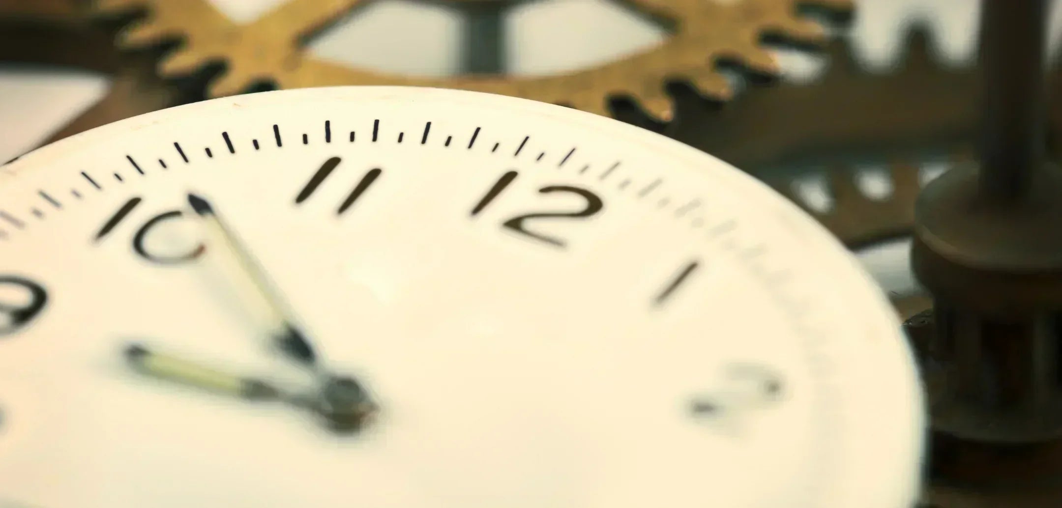 Clock face with hands showcasing mechanizmy kwarcowe for wykonania zegara to zrobić zegar Image