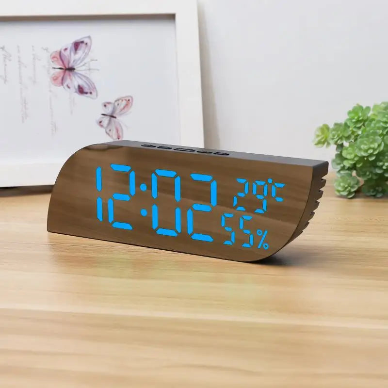Budzik nowoczesny na szafce nocnej w sypialni