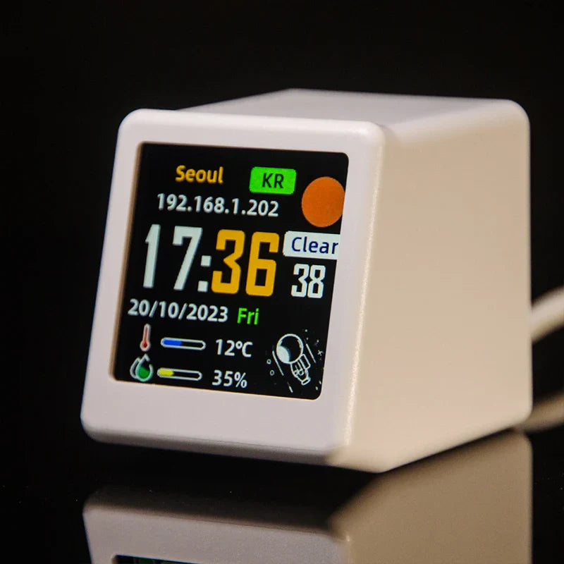 Mały budzik Wi-Fi 45x35x40 mm w kolorze czarnym na szafce nocnej