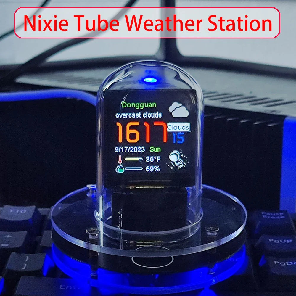 Zegar Nixie 25x7x10 cm widok z przodu na tle ciemnego biurka