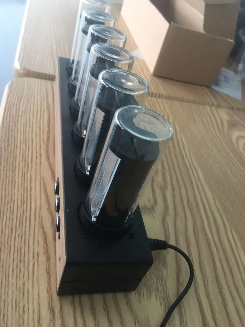 Zegar nixie retro na półce w salonie