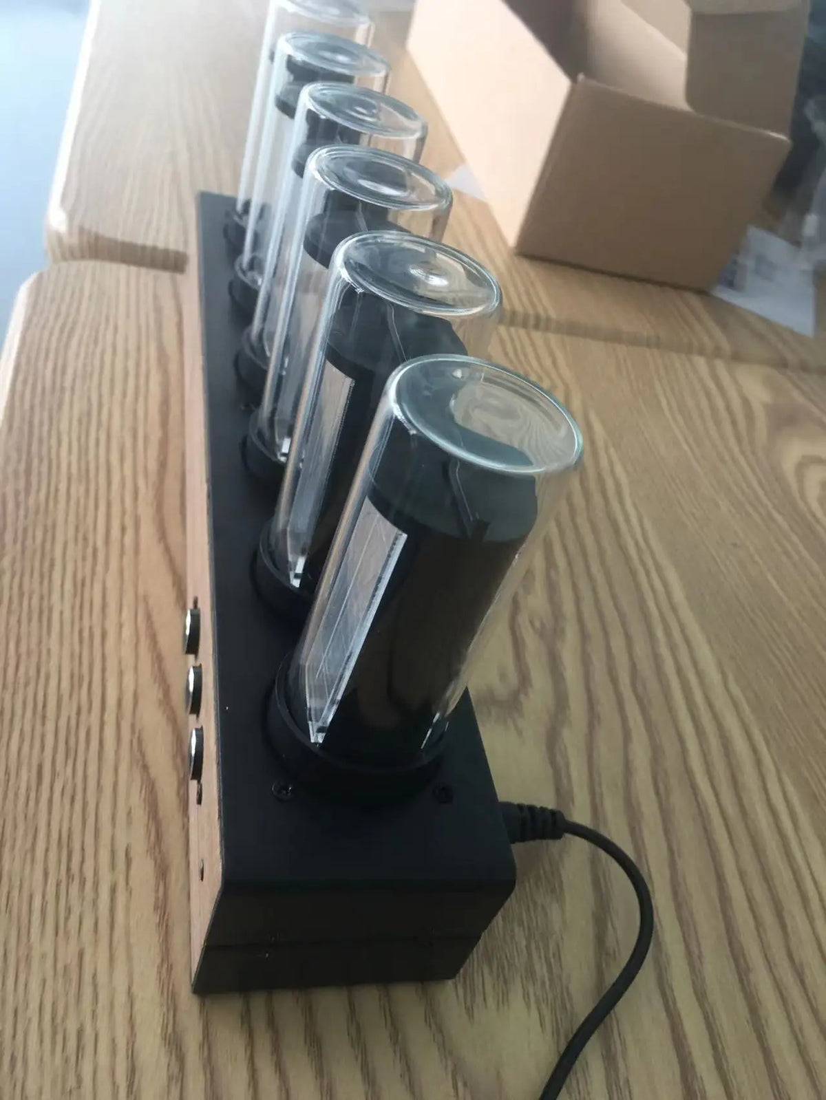 Zegar nixie retro na półce w salonie