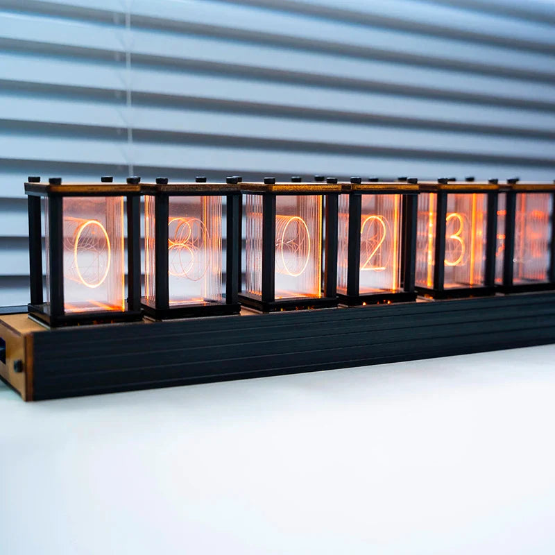 Zegar nixie retro-futurystyczny z rurkami nixie, drewno i metal