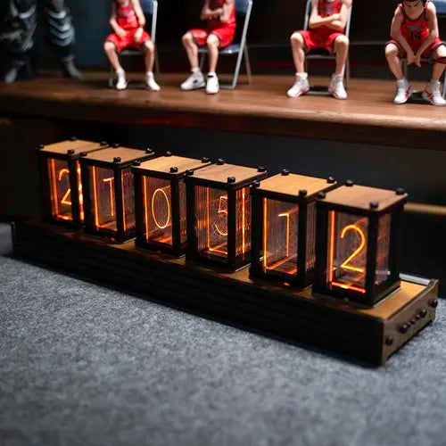 Zegar nixie retro-futurystyczny z rurkami nixie, drewno i metal