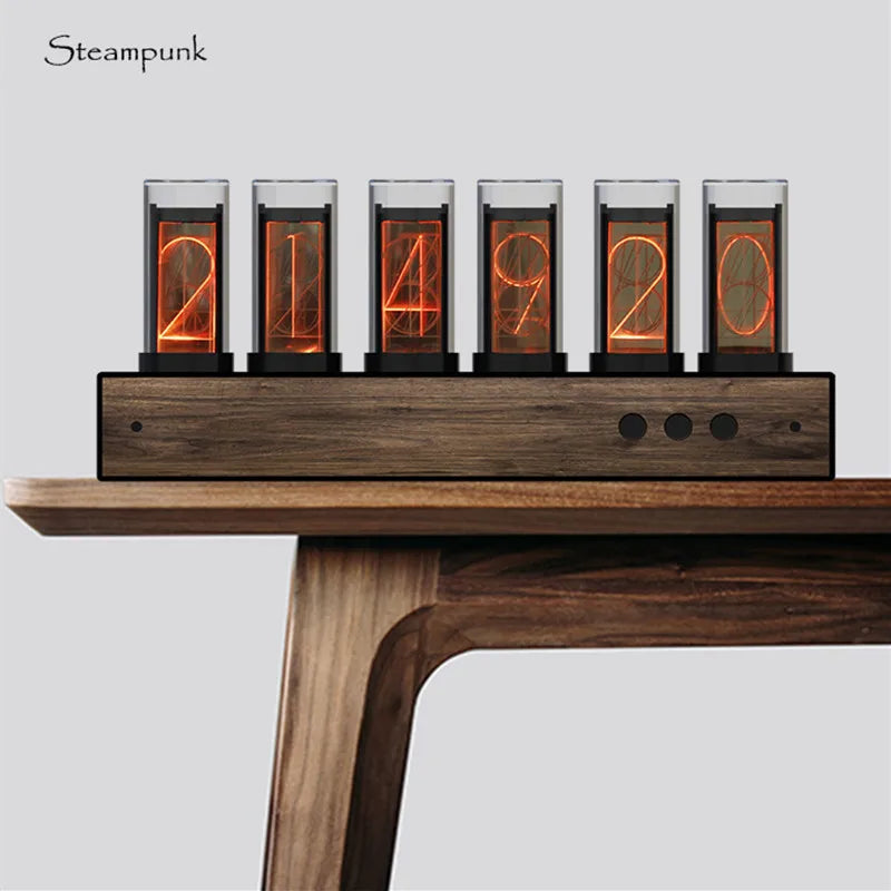 Zegar nixie vintage na biurku - widok z przodu