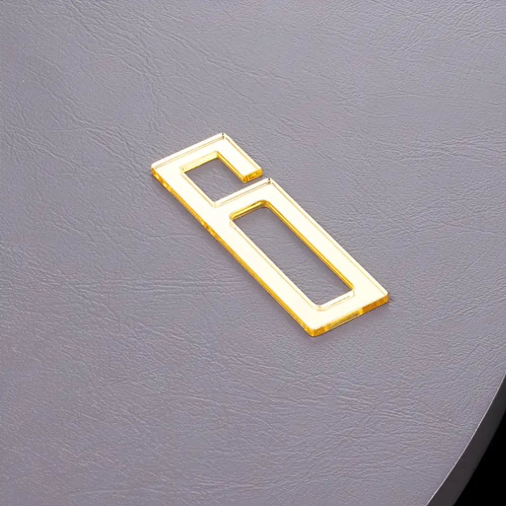 Zegar ścienny design z bliska - detal metalowy i akrylowy