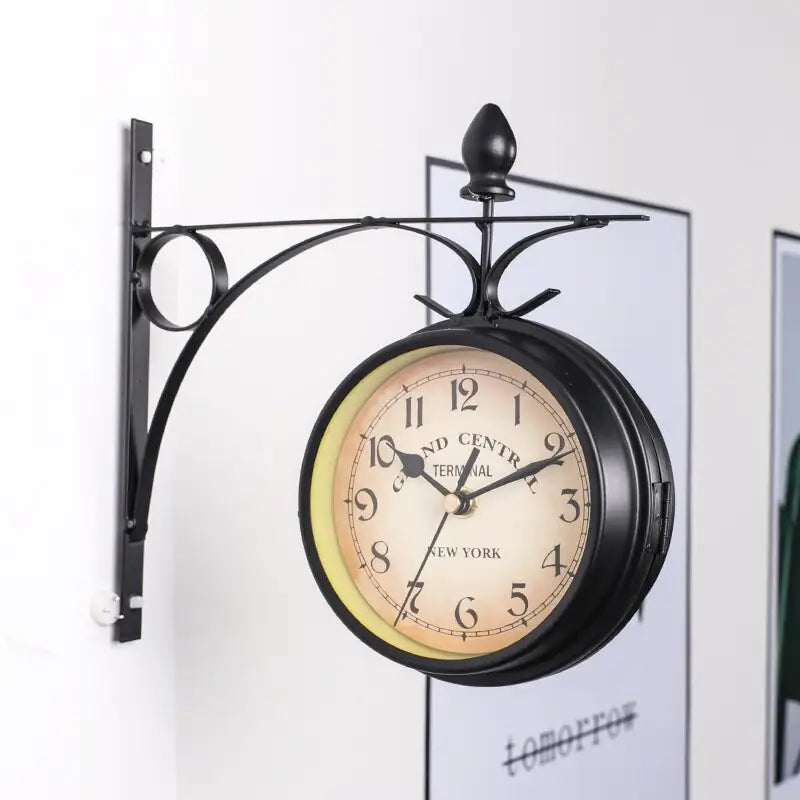 Zegar ścienny metalowy w stylu vintage z dwiema tarczami i cyframi arabskimi