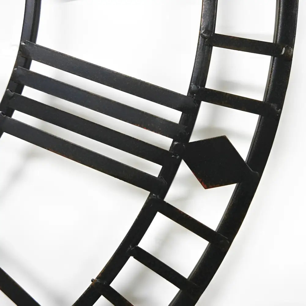 Detal tarczy zegara metalowego 80 cm ze wskazówkami