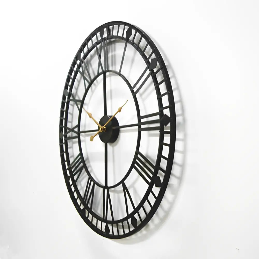 Czarny zegar ścienny 80 cm w salonie - styl industrialny