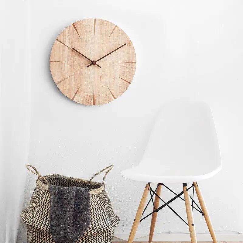 Zegar ścienny z drewna naturalnego minimalistyczny na ścianie salonu