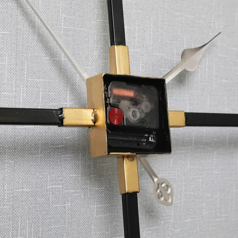 Kwadratowy zegar ścienny minimalistyczny czarno-złoty 60 cm