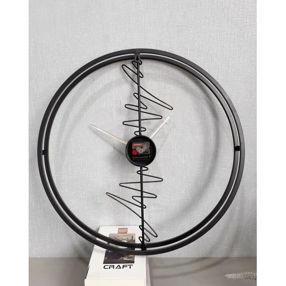 Zegar ścienny 60 cm na ścianie w nowoczesnym salonie