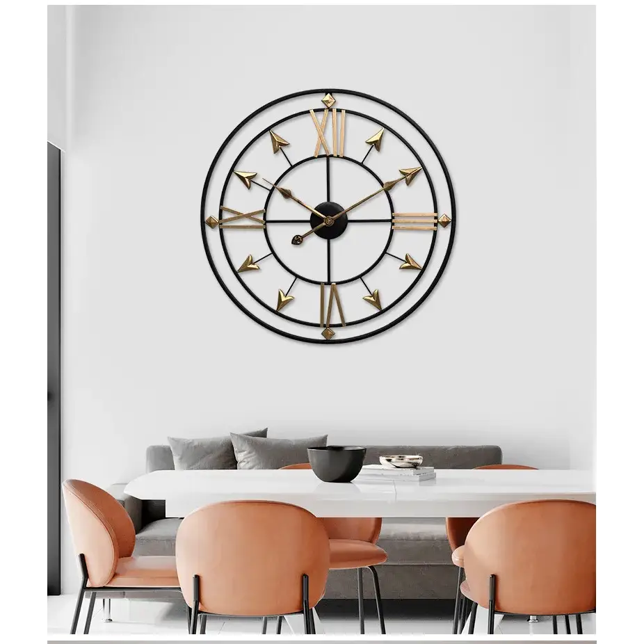 Srebrny zegar metalowy 60 cm w nowoczesnym salonie
