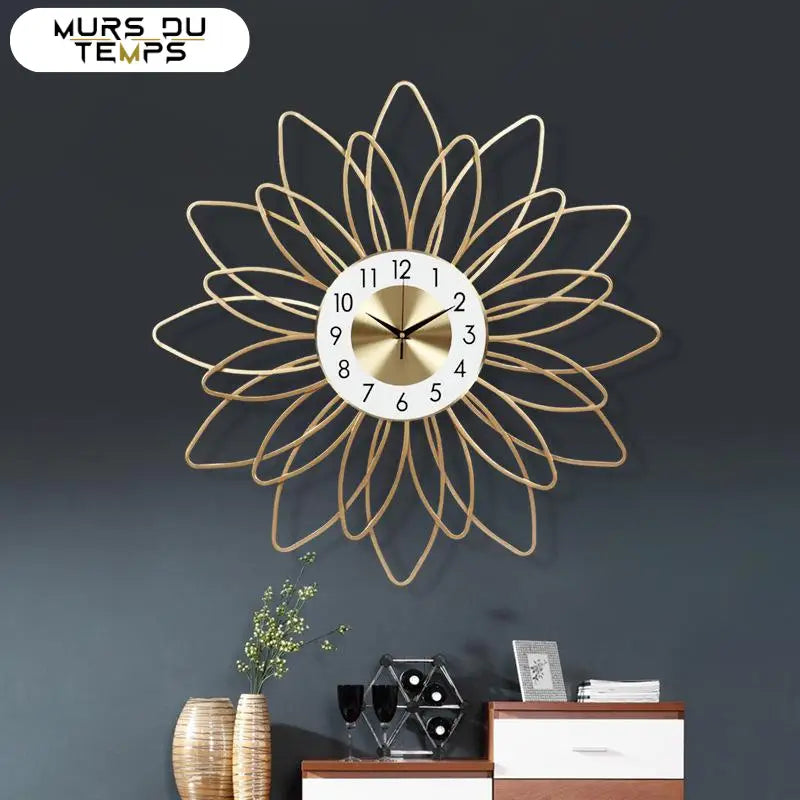 Metalowy zegar ścienny złoty design - widok z przodu