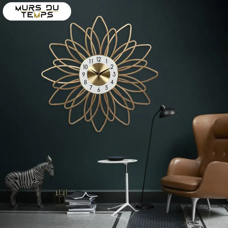 Zegar ścienny kwiat złoty 73 cm w salonie