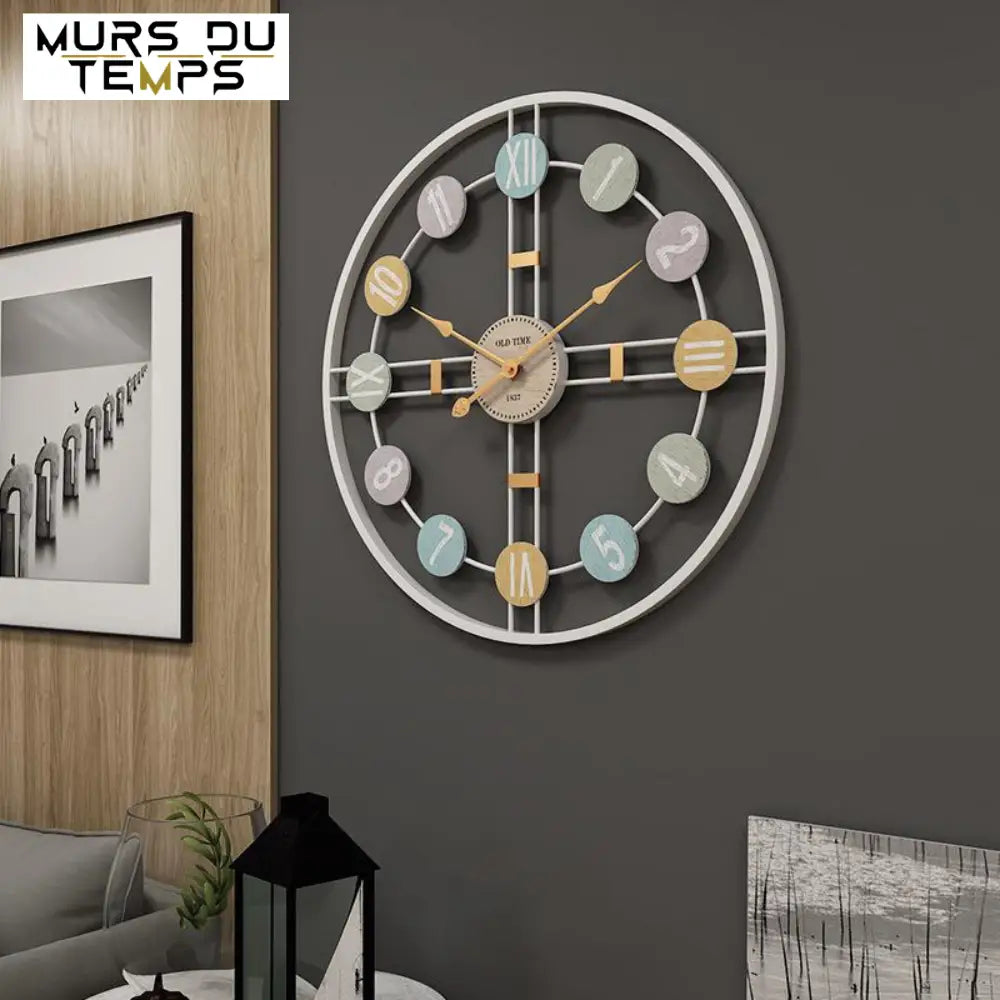 Zegar ścienny metalowy retro w salonie - widok aranżacyjny