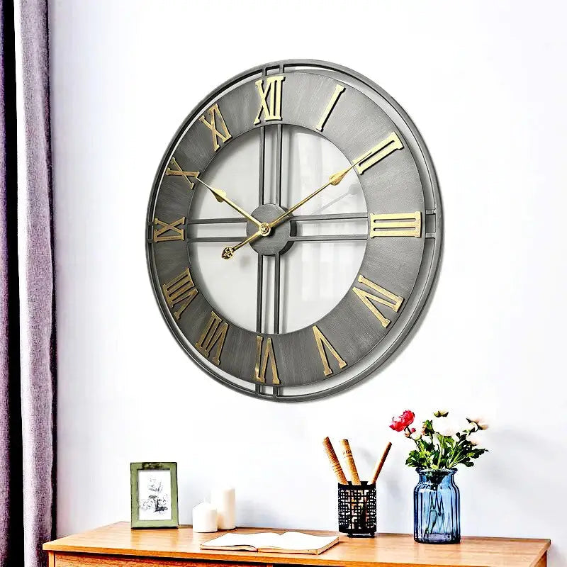 Detal tarczy zegara metalowego postarzanego w stylu loft